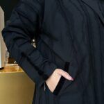 ⁦عبايه فكرو لياقه و جيوب بزراير على اكمام محدده⁩ - الصورة ⁦8⁩