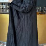 ⁦عبايه فكرو لياقه و جيوب بزراير على اكمام محدده⁩ - الصورة ⁦2⁩