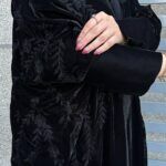 ⁦عبايه نص بشت مخمل بتطرير اسود على اكتاف عبايه⁩ - الصورة ⁦2⁩
