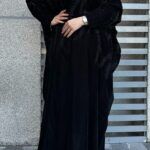⁦عبايه نص بشت مخمل بتطرير اسود على اكتاف عبايه⁩ - الصورة ⁦3⁩