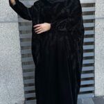 ⁦عبايه نص بشت مخمل بتطرير اسود على اكتاف عبايه⁩ - الصورة ⁦5⁩
