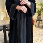 ⁦عباية مخمل مع تداخل كسرات و كلفه اسود من اكمام و امام⁩ - الصورة ⁦5⁩