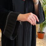 ⁦عباية مخمل مع تداخل كسرات و كلفه اسود من اكمام و امام⁩ - الصورة ⁦6⁩