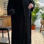 ⁦عباية مخمل مع تداخل كسرات و كلفه اسود من اكمام و امام⁩ - الصورة ⁦4⁩