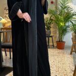 ⁦عباية مخمل مع تداخل كسرات و كلفه اسود من اكمام و امام⁩ - الصورة ⁦3⁩