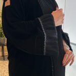 ⁦عباية مخمل مع تداخل كسرات و كلفه اسود من اكمام و امام⁩ - الصورة ⁦2⁩