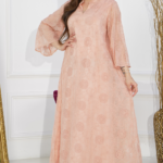 فستان وردي بياقه خفيفه و أكمام و سيعه