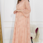 ⁦فستان وردي بياقه خفيفه و أكمام و سيعه⁩ - الصورة ⁦6⁩