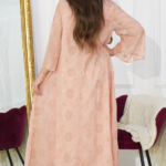 ⁦فستان وردي بياقه خفيفه و أكمام و سيعه⁩ - الصورة ⁦3⁩