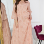 ⁦فستان وردي بياقه خفيفه و أكمام و سيعه⁩ - الصورة ⁦2⁩