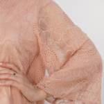 ⁦فستان وردي بياقه خفيفه و أكمام و سيعه⁩ - الصورة ⁦4⁩