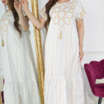 ⁦جلابية بقماش مخطط رمادي وأبيض ومطرزه من الأمام بالذهبي⁩ - الصورة ⁦4⁩