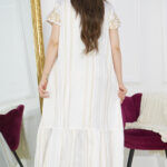 ⁦جلابية بقماش مخطط رمادي وأبيض ومطرزه من الأمام بالذهبي⁩ - الصورة ⁦5⁩