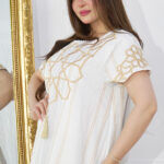 ⁦جلابية بقماش مخطط رمادي وأبيض ومطرزه من الأمام بالذهبي⁩ - الصورة ⁦6⁩