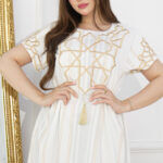 ⁦جلابية بقماش مخطط رمادي وأبيض ومطرزه من الأمام بالذهبي⁩ - الصورة ⁦2⁩