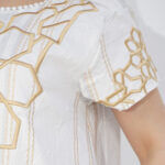 جلابية بقماش مخطط رمادي وأبيض ومطرزه من الأمام بالذهبي