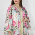 جلابيه وردي جميل بقماش حرير بكسر من اسفل