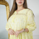 ⁦جلابيه اصفر بقماش مشجر من نفسه بكم مطاط⁩ - الصورة ⁦2⁩