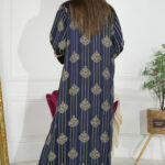 ⁦جلابية جاكار مشجره كحلي و شريط فصوص⁩ - الصورة ⁦3⁩