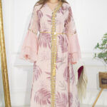 ⁦جلابية مشجرة باكمام كلوش لون وردي مع شريط شك⁩ - الصورة ⁦3⁩