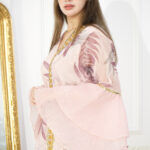 ⁦جلابية مشجرة باكمام كلوش لون وردي مع شريط شك⁩ - الصورة ⁦4⁩