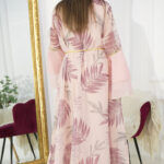 ⁦جلابية مشجرة باكمام كلوش لون وردي مع شريط شك⁩ - الصورة ⁦5⁩