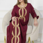 جلابية عنابي خليجيه بتطريز وشريط فصوص من امام