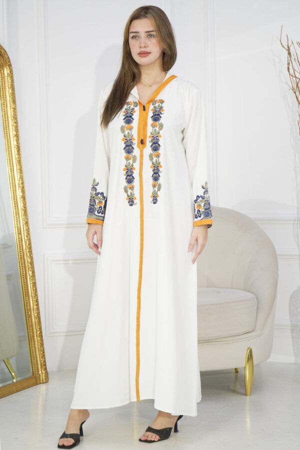 ⁦جلابيه ابيض مغربيه بتطرز شك من امام⁩ - الصورة ⁦7⁩