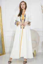 ⁦جلابيه ابيض مغربيه بتطرز شك من امام⁩ - الصورة ⁦4⁩