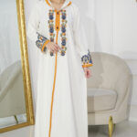 ⁦جلابيه ابيض مغربيه بتطرز شك من امام⁩ - الصورة ⁦5⁩