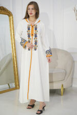 ⁦جلابيه ابيض مغربيه بتطرز شك من امام⁩ - الصورة ⁦5⁩