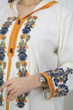 ⁦جلابيه ابيض مغربيه بتطرز شك من امام⁩ - الصورة ⁦2⁩