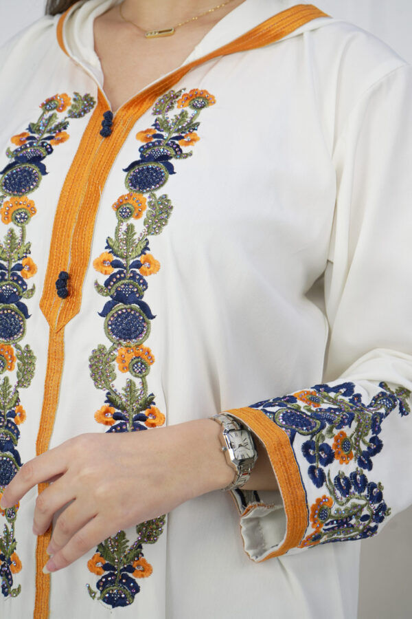 ⁦جلابيه ابيض مغربيه بتطرز شك من امام⁩ - الصورة ⁦2⁩