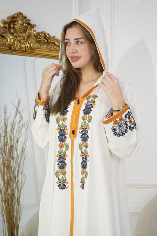 ⁦جلابيه ابيض مغربيه بتطرز شك من امام⁩ - الصورة ⁦3⁩