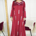 ⁦جلابيه عنابي بفصوص محدد من امام و اكتاف⁩ - الصورة ⁦2⁩