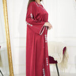 ⁦جلابيه عنابي بفصوص محدد من امام و اكتاف⁩ - الصورة ⁦3⁩