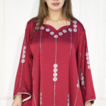 جلابيه عنابي بفصوص محدد من امام و اكتاف