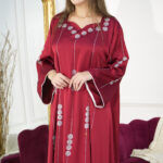 ⁦جلابيه عنابي بفصوص محدد من امام و اكتاف⁩ - الصورة ⁦6⁩