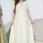 جلابيه بيج مطرزه تطريز كبيوتر من امام مع فصوص