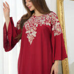 ⁦جلابيه احمر بخرز من صدر منتد الى اكتاف⁩ - الصورة ⁦3⁩