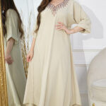 ⁦جلابيه بيج خليجى بتطريز شك و فصوص من امام⁩ - الصورة ⁦2⁩