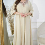 ⁦جلابيه بيج خليجى بتطريز شك و فصوص من امام⁩ - الصورة ⁦4⁩