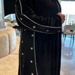 ⁦عبايه مخمل بتطرير على اجناب واكتاف بلون ابيض⁩ - الصورة ⁦3⁩