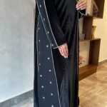 ⁦عبايه مخمل بتطرير على اجناب واكتاف بلون ابيض⁩ - الصورة ⁦5⁩