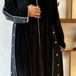 عبايه مخمل بتطرير على اجناب واكتاف بلون ابيض