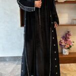 ⁦عبايه مخمل بتطرير على اجناب واكتاف بلون ابيض⁩ - الصورة ⁦2⁩