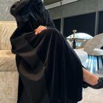 ⁦عباية مخمل بتطرير على اجناب واكتاف بلون اسود⁩ - الصورة ⁦4⁩
