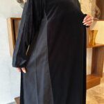 ⁦عباية مخمل بتطرير على اجناب واكتاف بلون اسود⁩ - الصورة ⁦2⁩