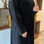⁦عباية مخمل بتطرير على اجناب واكتاف بلون اسود⁩ - الصورة ⁦6⁩