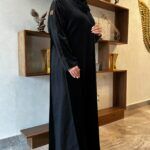 ⁦عباية مخمل بتطرير على اجناب واكتاف بلون اسود⁩ - الصورة ⁦3⁩